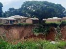 Lucrécia Muacandumba disse que a sua casa caiu parcialmente durante uma noite enquanto dormia, e a sua família enfrentou o risco de desabamento das paredes que caíram na altura.