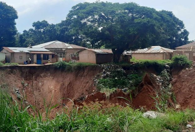 Lucrécia Muacandumba disse que a sua casa caiu parcialmente durante uma noite enquanto dormia, e a sua família enfrentou o risco de desabamento das paredes que caíram na altura.