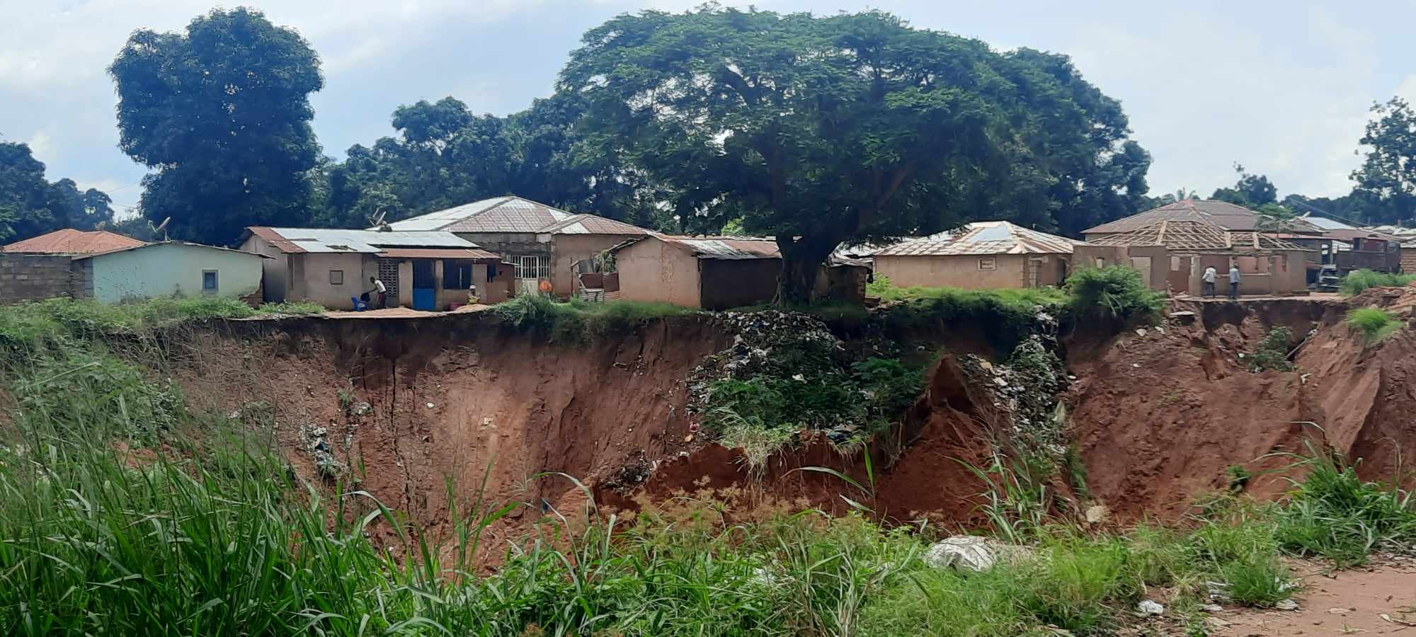 Ravinas “engolem” mais de 200 residências na vila mineira de Cafunfo