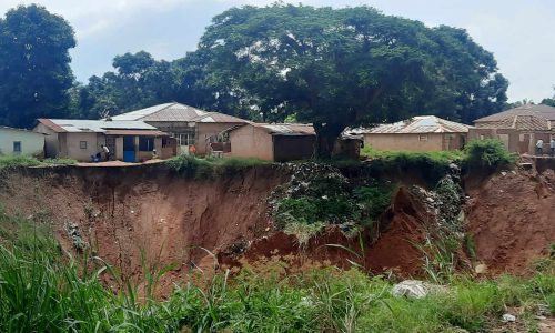 Lucrécia Muacandumba disse que a sua casa caiu parcialmente durante uma noite enquanto dormia, e a sua família enfrentou o risco de desabamento das paredes que caíram na altura.