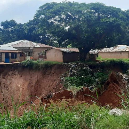 Lucrécia Muacandumba disse que a sua casa caiu parcialmente durante uma noite enquanto dormia, e a sua família enfrentou o risco de desabamento das paredes que caíram na altura.