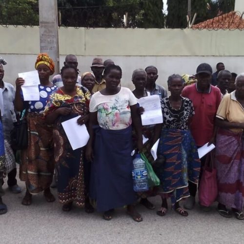 Polícia detém camponeses colocadas em liberdade que denunciaram apropriação das suas terras