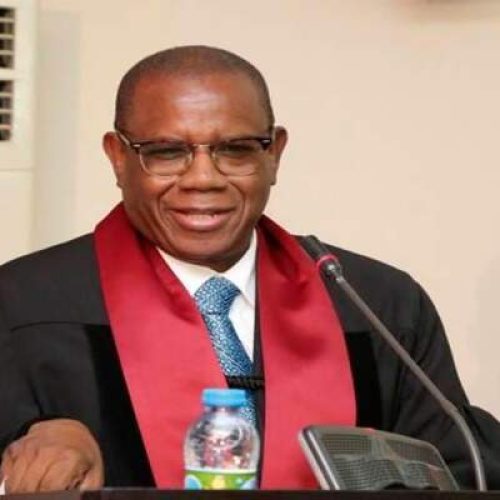 Carlos Feijó processa juíza que o qualificou de “arrogante”