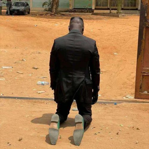 Professor que liderou manifestações estudantis é novamente detido por tentar orar pela educação do país