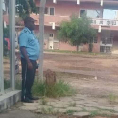 Ex-Comandante da Polícia da Vila Kiaxi condenado a oito meses com pena suspensa por abuso de poder e violência contra camponeses