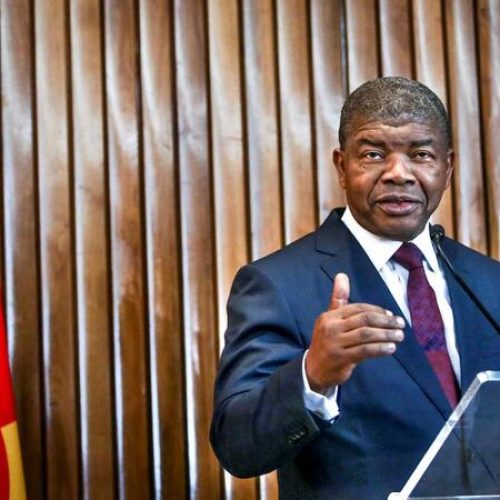 João Lourenço agastado com ministro da Comunicação Social