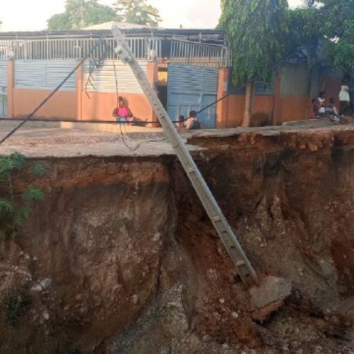 Abandono dos Mulenvos: moradores culpam inércia de Luís Nunes e fogem das ravinas