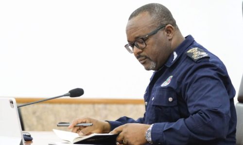 Comandante-geral da Polícia Nacional enfrenta críticas por falhas no controlo disciplinar