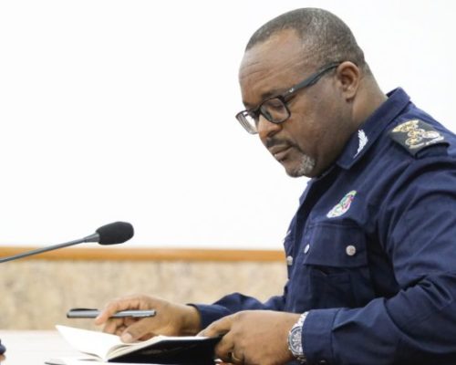 Comandante-geral da Polícia Nacional enfrenta críticas por falhas no controlo disciplinar