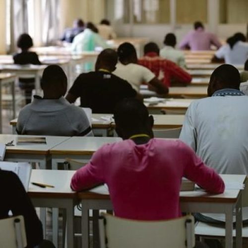 Jovens angolanos em universidades de elite acusados de estarem presos ao sistema controlado por MPLA