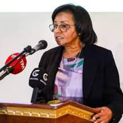 Professor suspenso por denunciar desvio de fundos da escola ameaça processar Gabinete Provincial da Educação