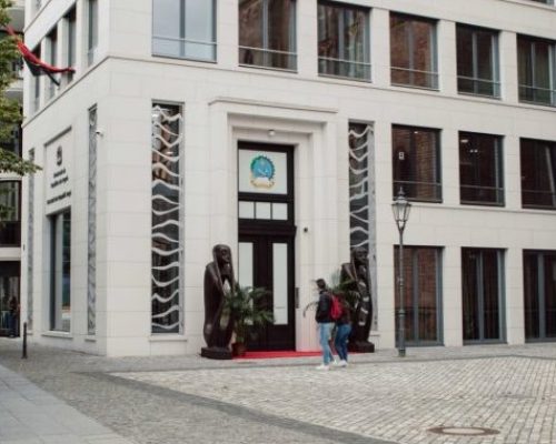 Associação Angolana na Alemanha denuncia mau atendimento na Embaixada em Berlim