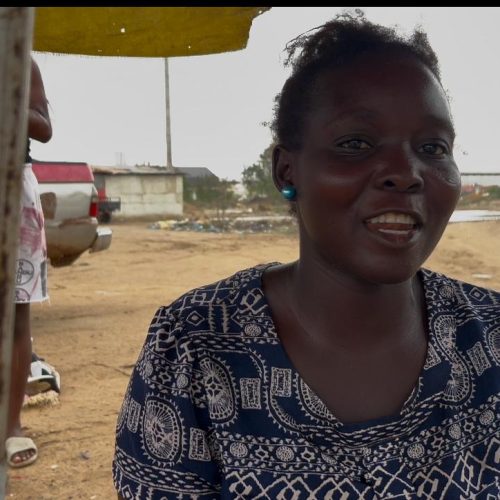 “Os que estão a frente mesmo é que fazem Angola não desenvolver!”, diz vendedora ambulante