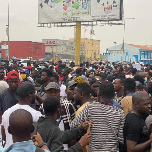 Polícia angolana reprime manifestação de agentes recenseadores que exigem pagamento de subsídios