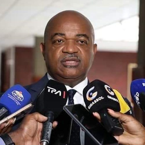 Ministro da Comunicação Social acusado de transformar meios de informação em “relações públicas do Governo”