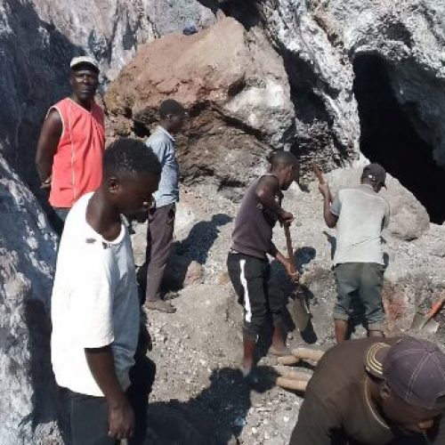 Sobe para 14 número de mortes de garimpeiros de ouro no deslizamento de terra no Huambo