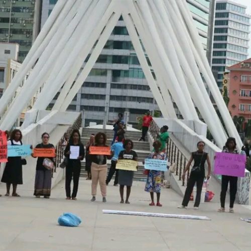 Mulheres saem às ruas em Luanda para exigir o fim da violência e desigualdade de gênero