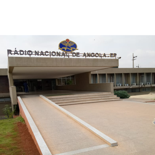 Mais de 90 deputados da UNITA protestam frente a RNA por eleições justas e liberdade de expressão em Angola