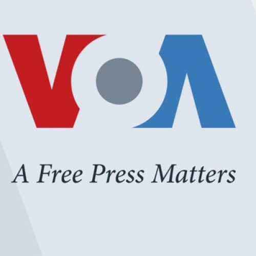 Suspensão da VOA gera preocupações entre jornalistas e ouvintes enquanto ONGs e personalidades apelam pelo retorno da emissora americana